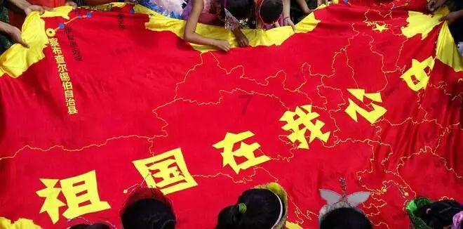 黄晓明母亲剧组探班做韭菜盒子 色香味俱全太诱人