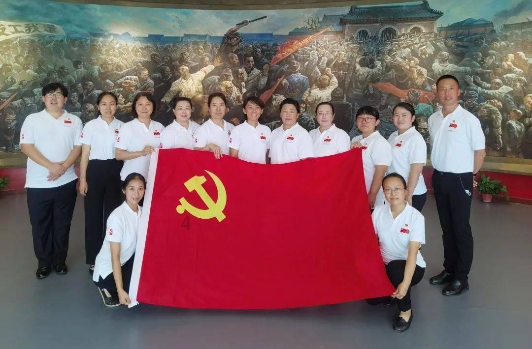 请问一下这个黄发蓝眼的女孩子是哪个里面的动漫人物吗？游戏画面