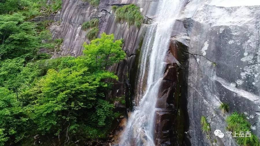 逃离废弃高校